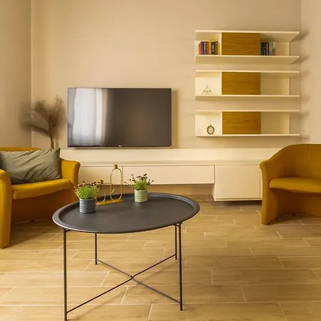 別荘 Shining Star, A Kalamatastay *